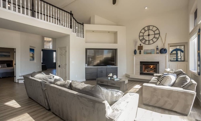 Discovery Bay Casa | Waterfront home w/ private dock, pool & jacuzzi