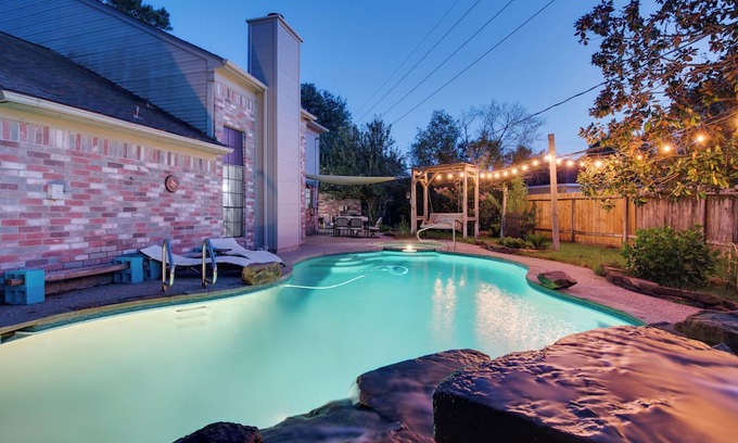 Spring Casa | Luxury Spring Home w/ Pool Table & Outdoor Oasis, King Bed, Spa