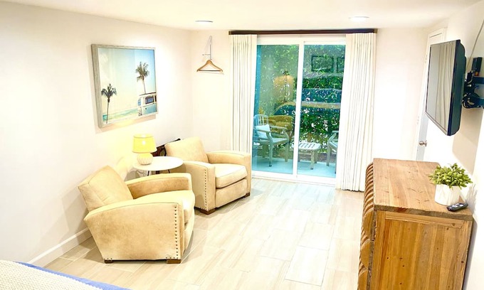 Montecito Apartamento | Easy 10 minute walk to Butterfly Beach and shops