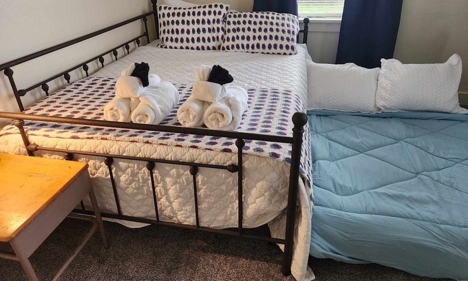 Pocatello Casa | King Bed Pet Friendly ISU Park House Seconds to Pool and Zoo in Summer