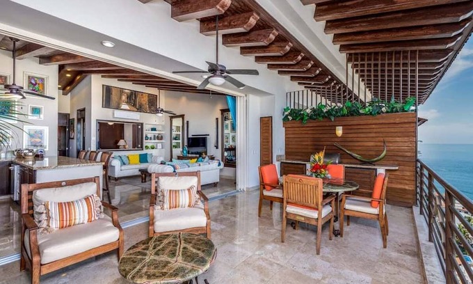 Zona romántica Condominio | Casa Helene! 2BR Luxe Penthouse! Stunning Views!