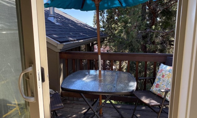 West Hills Apartamento | Hillside Loft- Spacious Studio, 100+mbps Wifi, Gas Fireplace, AC, Balcony