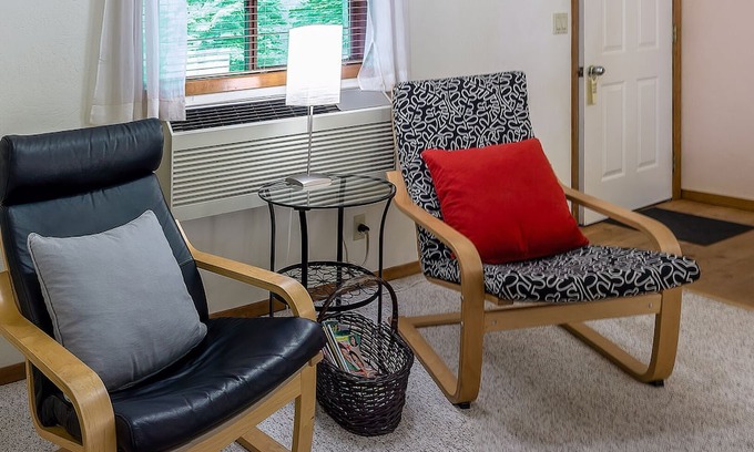 Ashland Cabina | BookStayHop - #1 Lodge Room 6 ~ Green Springs Inn ~ Dog Friendly