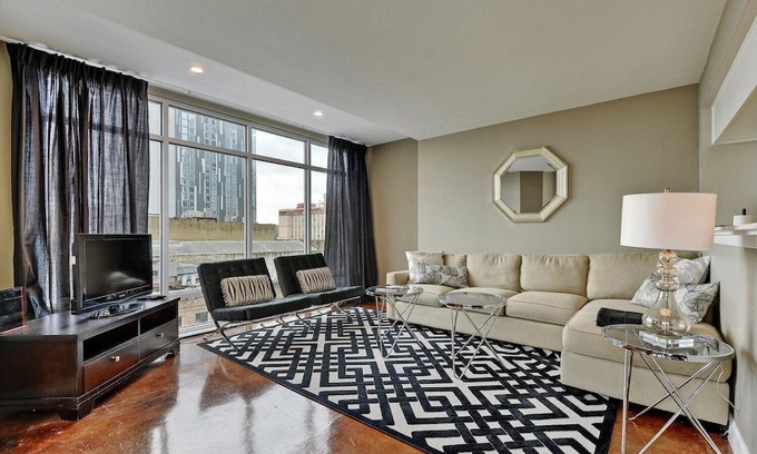 Downtown Austin Apartamento | The Littlefields by Lodgewell > Three Huge Balconies & Views