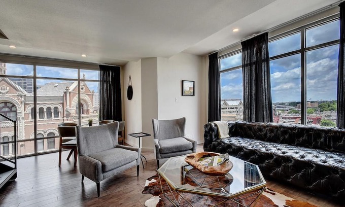 Downtown Austin Apartamento | The Littlefields by Lodgewell, Corner Loft Trio of Balconies