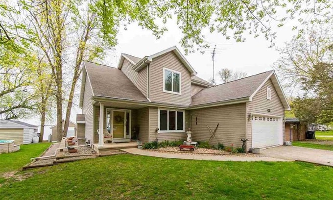 Winneconne Casa | Beautiful Lakefront Home ~ Outstanding Sunsets ~ Includes Hot Tub!