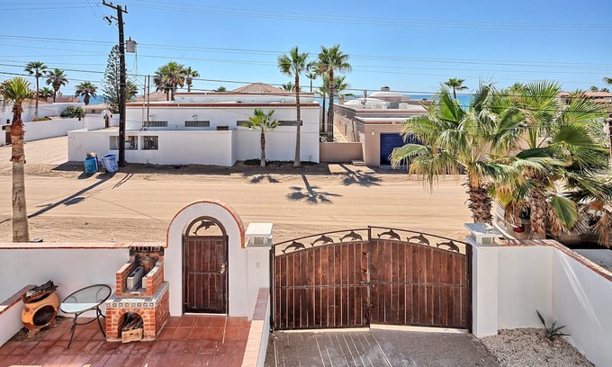Las Conchas Casa | Arena y Sol - Vibrant two story home with colorful atmosphere
