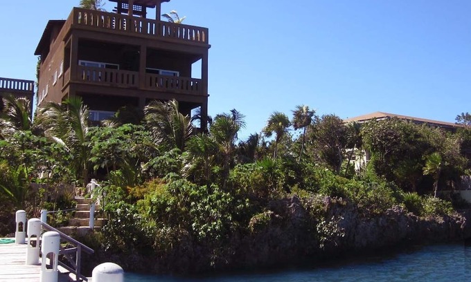 Antoneys Cay Condominio | Waterfront Luxury 3 Bedroom w/ Pool and Dock