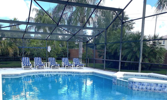 West Kissimmee Casa | Many themed rooms, private yard Lakeview, Close to Disney, 3 king masters CLEAN!
