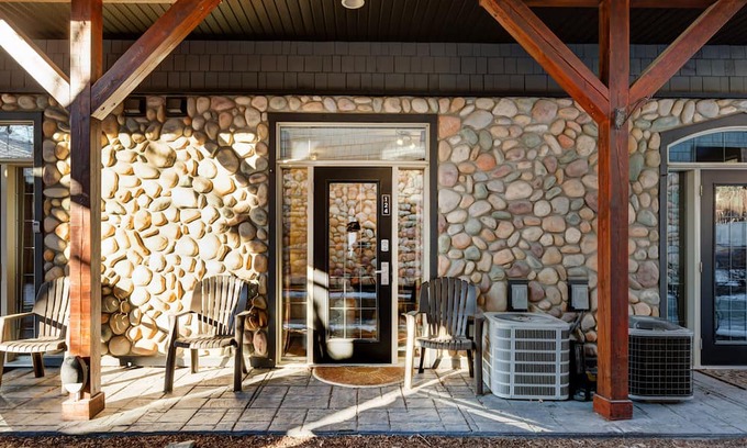 Canmore Chalet De Esquí | Heated Pool-side Chalet w/ Hot Tub | 2 bdrm 8 Guests | Walk anywhere in 15 mins!