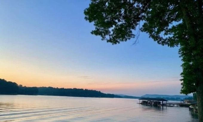North Shore Casa | Shorely Heaven: WiFi, Disney+, Amazon Prime, YouTubeTV, (2) Kayaks Wide Water Lake Views