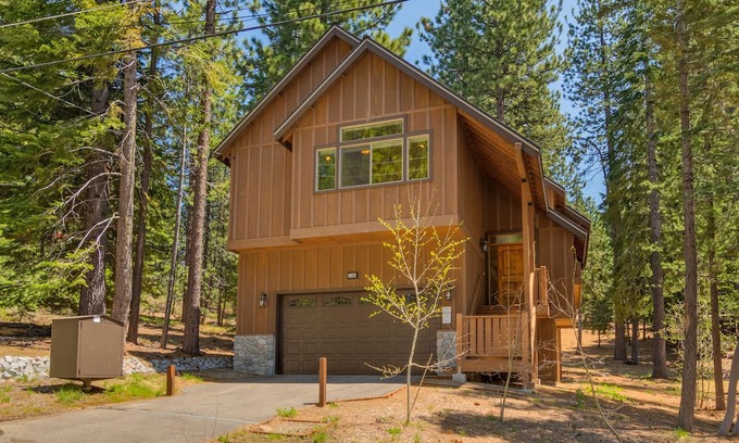 Pioneer Trail Casa | Impresionante casa de 4 dormitorios con jacuzzi en Tahoe Paradise-South Lake Tahoe