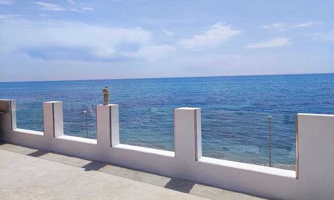 Seccagrande Apartamento | "Apartment for 4-5 people" with terrace by the sea, barbecue, deck chairs