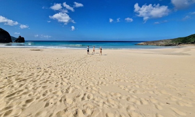 Wesley Will Casa | Spectacular clifftop house with hot tub next to sandy beach, stunning sea views