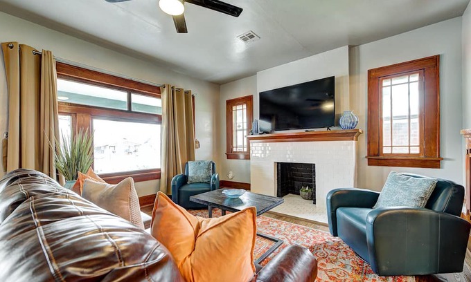 Asian District Casa | Classen Craftsman-near Asian dist., ample parking