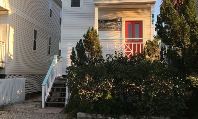 East End Casa | Sweet BEACH cottage. Walking distance to everything, Sleeps 10.
