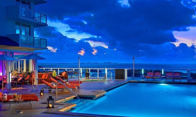 Coconut Grove Apartamento | VISTAS FRONTALES DE LA BAHÍA! BALCÓN ENVOLVENTE. GRATIS: APARCAMIENTO, PISCINA, GIMNASIO, WI-FI PRIVADO