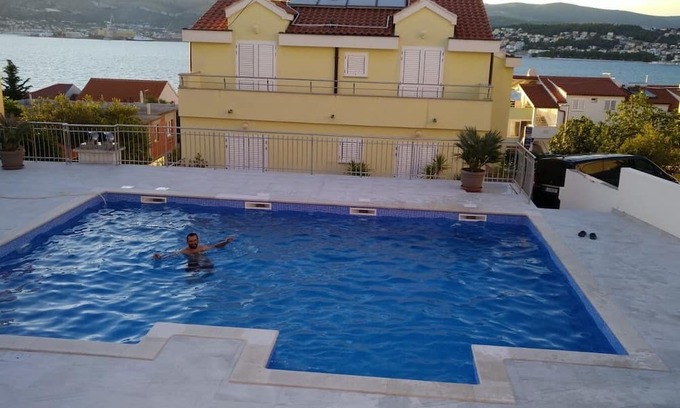 Okrug Gornji Apartamento | Family-friendly apartments by the sea Okrug Gornji Trogir Split