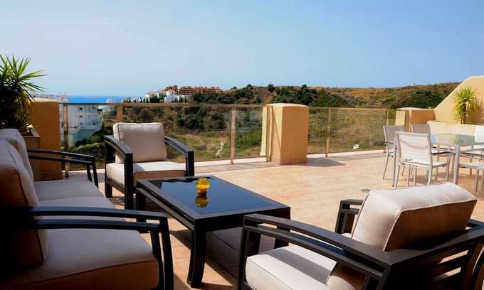 Nueva Milla de Oro Apartamento | Stylish Penthouse Apartment - perfectly situated between Estepona and Marbella