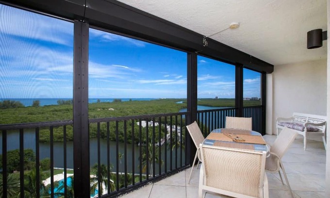 Vanderbilt Beach Condominio | WATER, WATER, EVERYWHERE! Spectacular Views From Every Room, 10th Floor Condo!