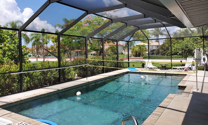 Yacht Club Casa | 3 habitaciones con cama King, 1 cama supletoria para 8 personas con piscina orientada al sur en el canal