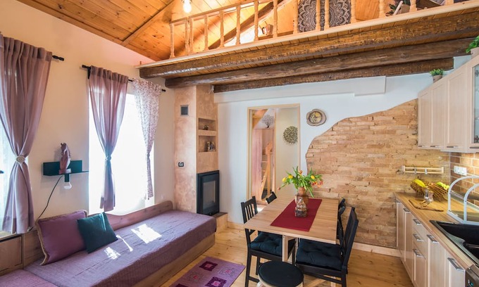 Chlomatiana Cabaña | Spiti Lagis - rustic cottage house with 1BR loft