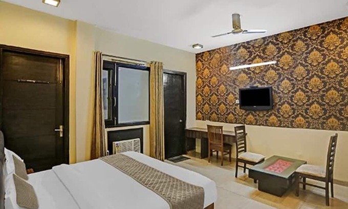 Sector 40 Hotel | Fabhotel X Green Tree