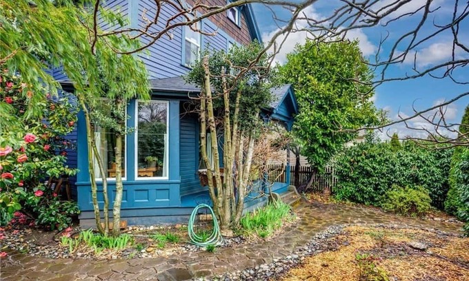 York Apartamento | Upstairs at Thevictorian - Lush Walkable and Dog-friendly Retreat - Steps From Downtown Bellingham