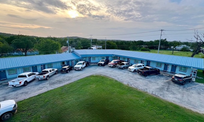 Burnet Hotel | Arrowhead Motel