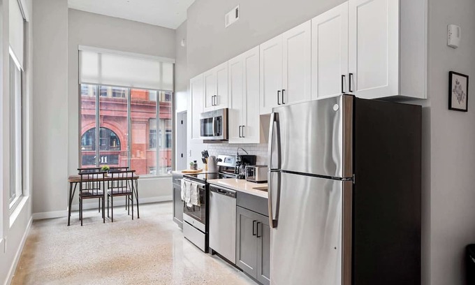 Downtown Cincinnati Apartamento | CozySuites at Textile