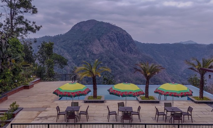 Vayittiri Hotel | Silver Oak