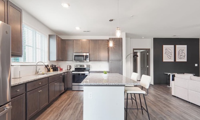North Raleigh Apartamento | Luxe King 3BR Suite in North Raleigh