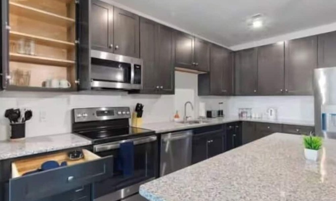 North Raleigh Apartamento | Luxe King 2BR Suite in North Raleigh