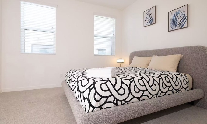 Guasti Apartamento | Near ONT Modern Designer Stay Bright Chic Spacious