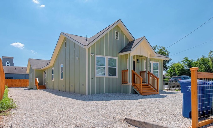 Eastside Promise Neighborhood Cabaña | Generous 5br/3ba Haven Close to Alamo & Riverwalk!