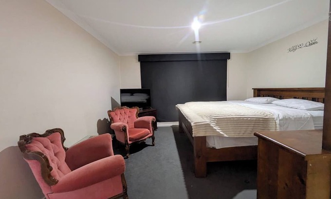 Drouin Casa | Cosy Spacious Hill Holiday Home