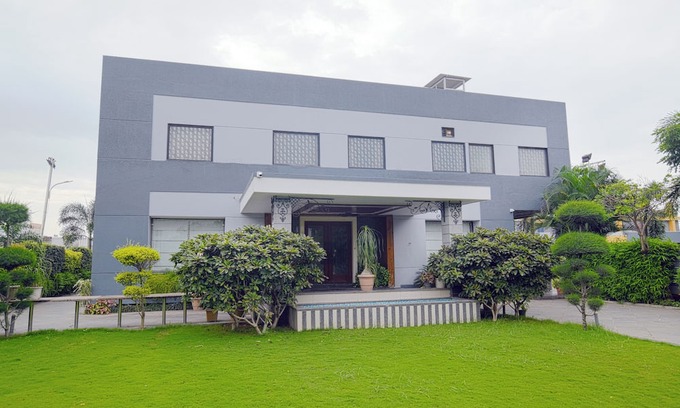 Rau Complejo | Aceotel Resort 7th Cloud Indore