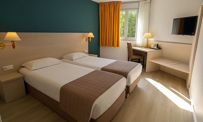 Nantua Hotel | Logis Hotel L'Embarcadère