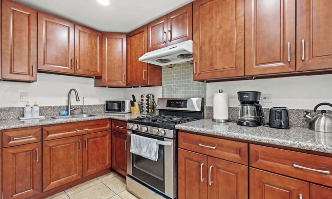 Westmont Casa | Spacious & Bright Home Fully Equipped