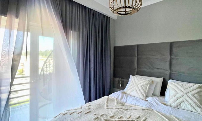 Costa de Caparica Apartamento | Sunset View KING Bedroom