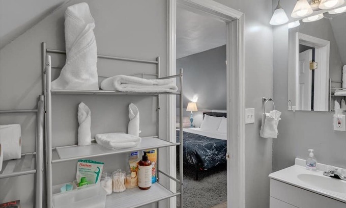 Cross-County Casa | White Oak Studio At Patterson Place 1 Bedroom Home by Quantum Suites