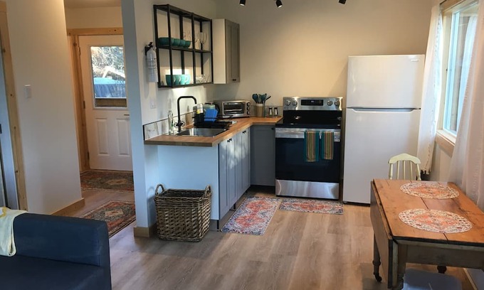 Mayne Island Apartamento | Ocean view one bedroom apartment located in the heart of Mayne Island's downtown