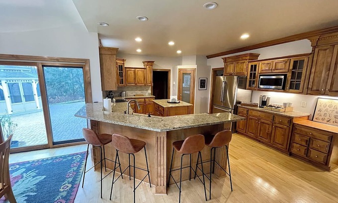 Russell Casa | Spacious 5-bedroom house with Chefs Kitchen and game room in Pleasant Prairie