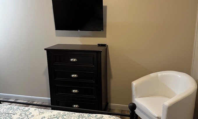 Brinkley Cama Y Desayuno | Pawpaw's Cozy Comfy Studio-Unit A. Pet Friendly