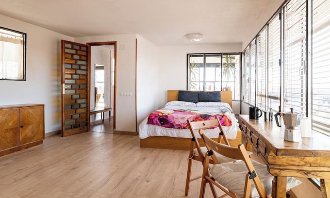 Las Acacias Apartamento | Private rooftop on an old Madrilian industrial building