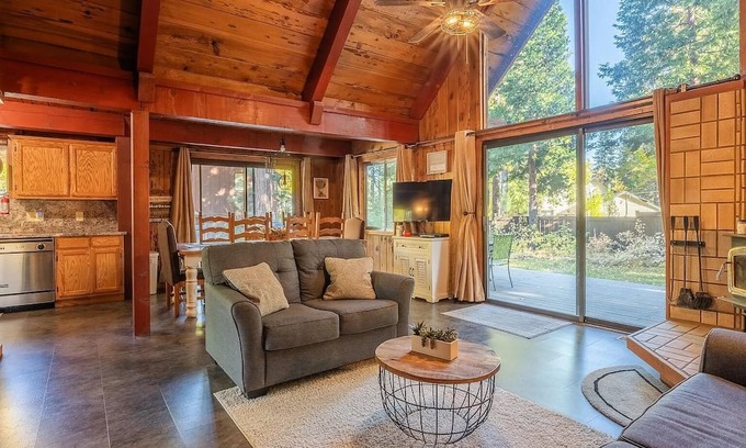 Tahoe Sierra Estates Cabina | Central 3 BR Cabin with Private Beach - Tahoe City