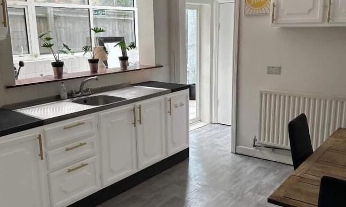 Balham Casa | Spacious Deluxe Room with Garden F6