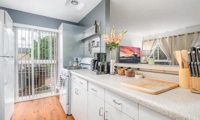 Sunset Park Apartamento | Santa Monica Beach Retreat - Off street parking and walkable to everything!