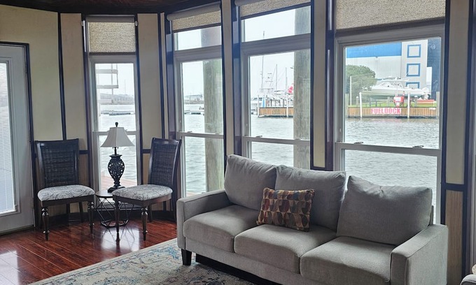 Ponchartrain Park Villa | Floating Villa 2