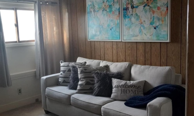 Waukegan Apartamento | Enjoyable 1-bedroom apartment in Historical Waukegan. IL with Wi-Fi.